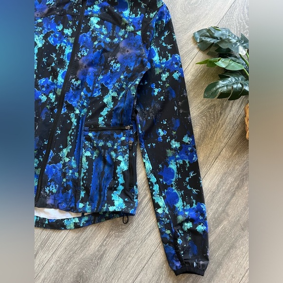 Fabletics high neck zip front windbreaker in blue multi splatter print. Size S - Picture 5 of 10